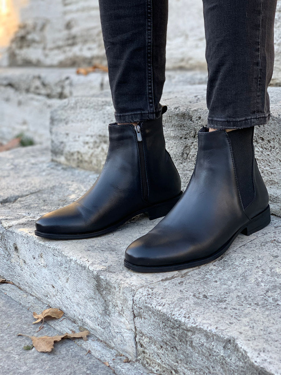 ヴィヴィアーニ（ともみん） Mantoni Black Leather Chelsea Boots | VICLAN